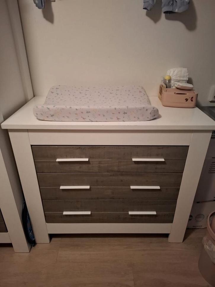 Mooie ruime commode en kledingkast, Kinderen en Baby's, Kinderkamer | Complete kinderkamers, Zo goed als nieuw, Jongetje of Meisje