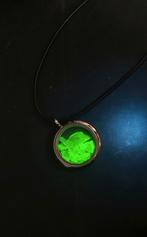 Hanger gevuld met uranium glus plus ketting, Overige voorstellingen, Glas of Kristal, Ophalen of Verzenden, Zo goed als nieuw