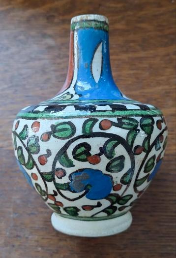 Antiek Kütahya vaasje met prachtig Iznik design beschikbaar voor biedingen