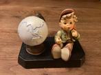 Goebel Hummeltje met Globe, Antiek en Kunst, Ophalen of Verzenden
