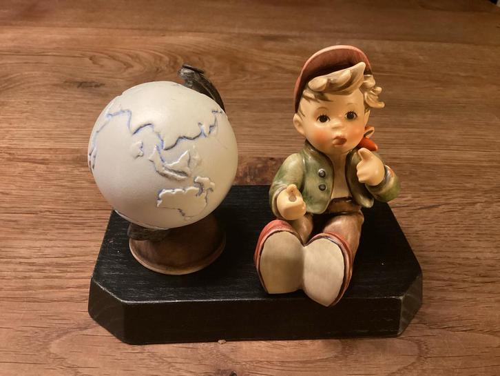Goebel Hummeltje met Globe, Antiek en Kunst, Antiek | Keramiek en Aardewerk, Ophalen of Verzenden