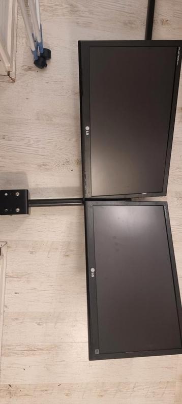 2x LG Flatron E2541T met Monitor Beugel beschikbaar voor biedingen