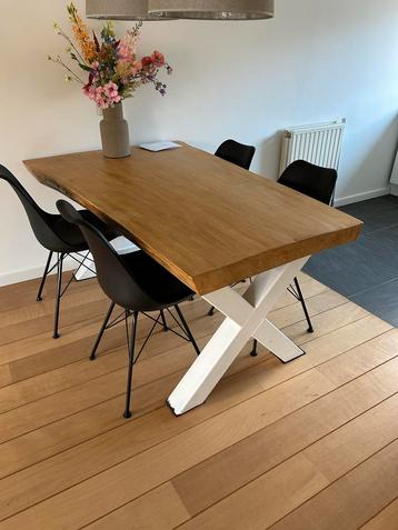 Houten Eettafel met Metalen Onderstel beschikbaar voor biedingen