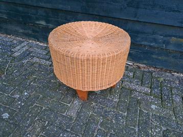 ronde rotan rieten krukje stoelen.poef.tafeltje. voetenbank. beschikbaar voor biedingen
