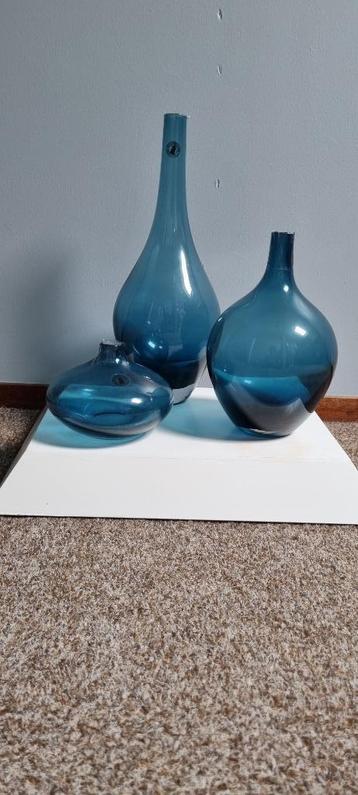 setje blauwe vazen beschikbaar voor biedingen