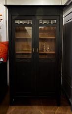 Antieke vitrinekast, vintage servieskast, brocante kast VdlM, Ophalen, Met deur(en), 100 tot 150 cm, Oude ondiepe kast zwart buffetkast uniek kastje glazenkast