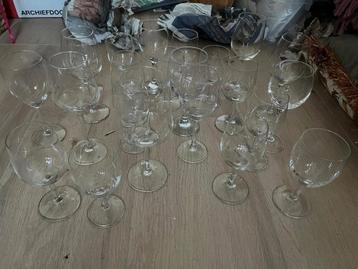 Diverse wijnglazen, 23 stuks beschikbaar voor biedingen