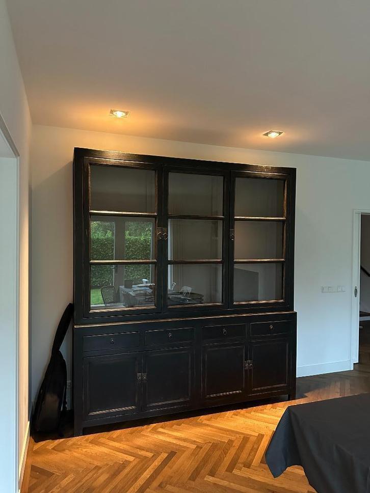 Zwarte vitrinekast / buffetkast – massief hout & glasdeuren, Huis en Inrichting, Kasten | Buffetkasten, Zo goed als nieuw, 200 cm of meer
