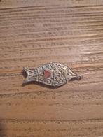 Antieke, Tibetaanse hanger. Vis met bloedkoraaltje., Ophalen of Verzenden, Zilver, Hanger, Met edelsteen