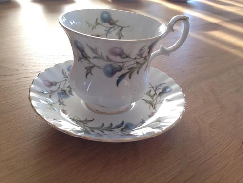Royal Albert kop en schotel Brigadoon, Verzamelen, Porselein, Kristal en Bestek, Zo goed als nieuw, Kop en/of schotel, Porselein