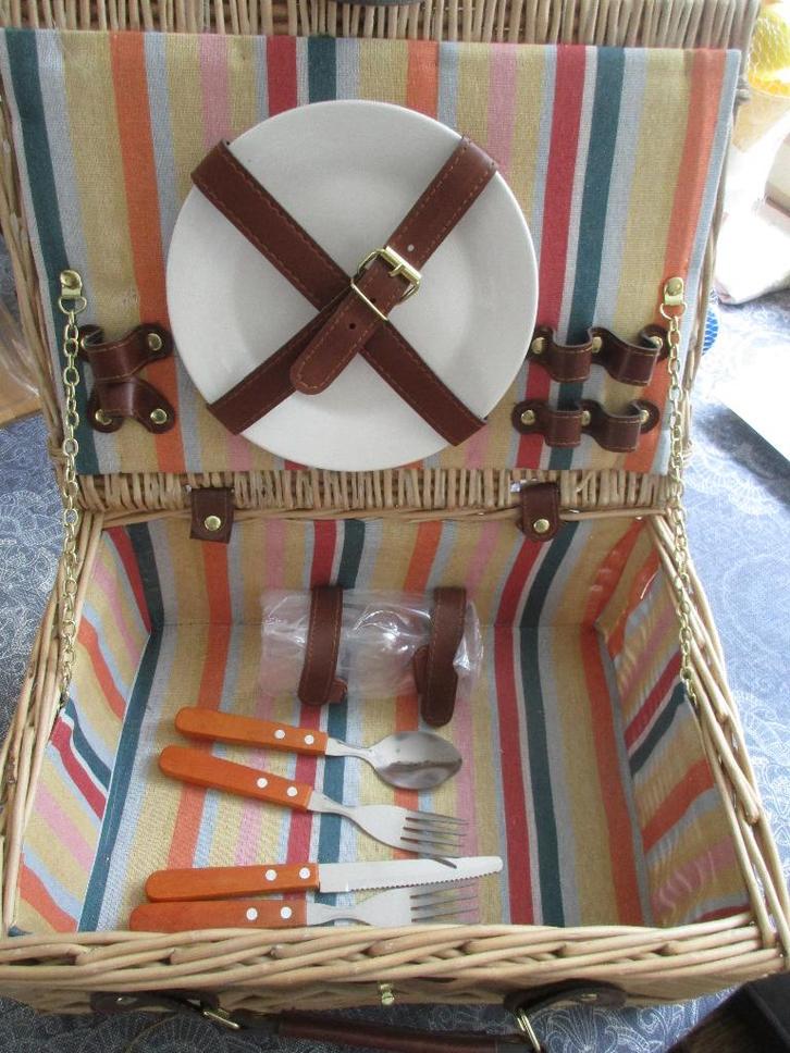 nieuwe picknickmand met gestreepte voering (niet kompleet), Hobby en Vrije tijd, Picknickmanden, Nieuw, Ophalen of Verzenden