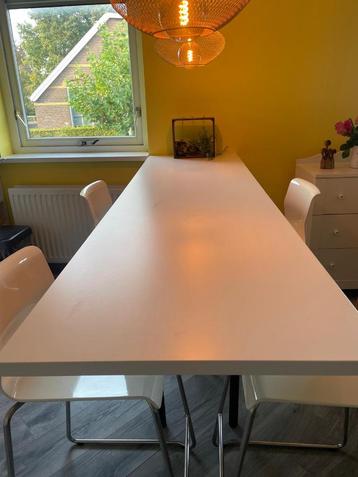 Tafel, eenvoudig, lang, smal, wit beschikbaar voor biedingen