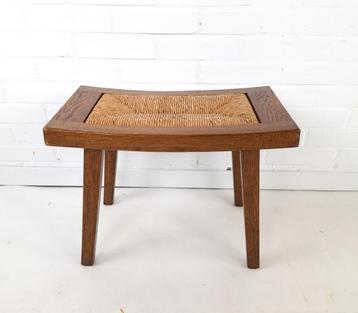 Vintage krukje met rieten zitting beschikbaar voor biedingen