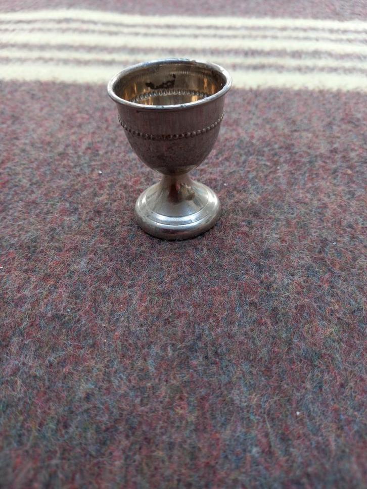 Oud eierdopje van roestvrij staal., Antiek en Kunst, Antiek | Servies los, Ophalen of Verzenden