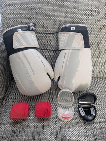 Nieuw 14oz Bokshandschoenen set met 2 Bitjes en Polsbandages beschikbaar voor biedingen