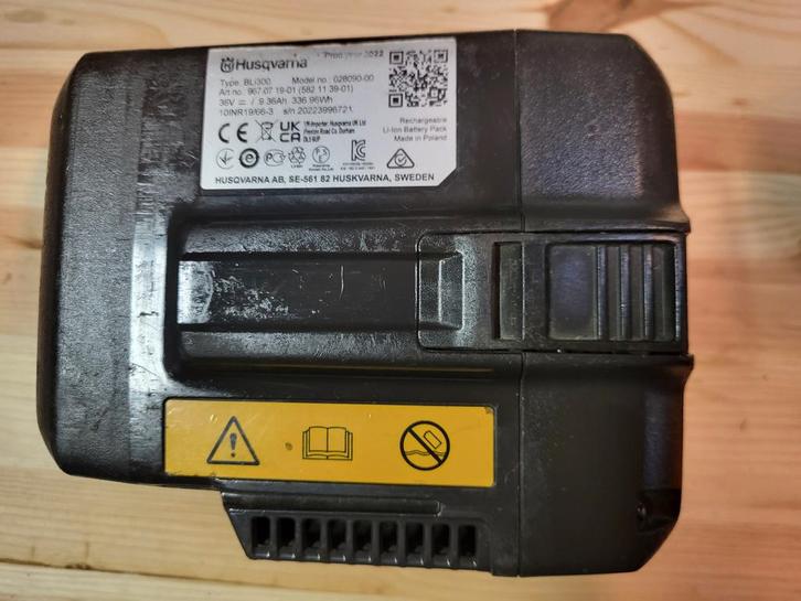 Husqvarna Bli300 Lithium Ion 9.4 Ah 36V accu uit 2022, Doe-het-zelf en Verbouw, Gereedschap | Machine-onderdelen en Toebehoren