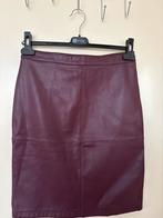 Mooi nieuwe  bordeaux rode kunstleren rok maat M., Ophalen of Verzenden, Zo goed als nieuw, Rood, Onder de knie