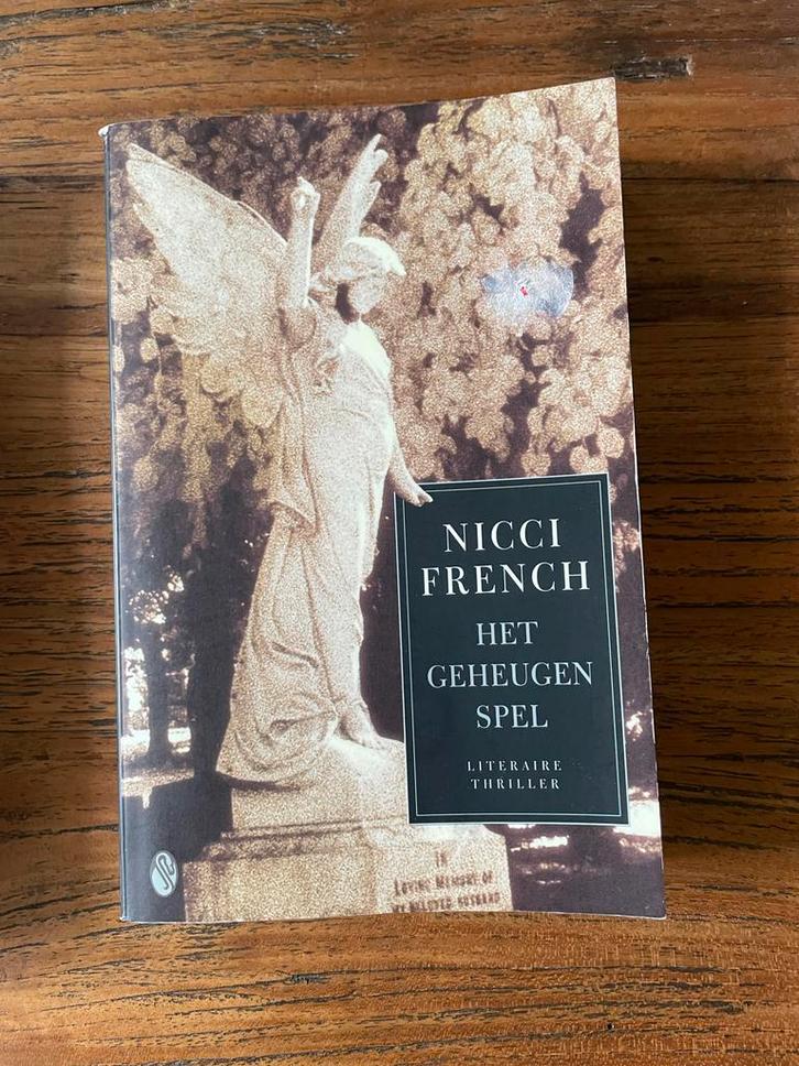 Het Geheugenspel - Nicci French, Boeken, Thrillers, Gelezen, Nederland, Ophalen of Verzenden
