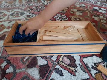 Houten plankjes met verbindingsstukjes, open eind speelgoed beschikbaar voor biedingen