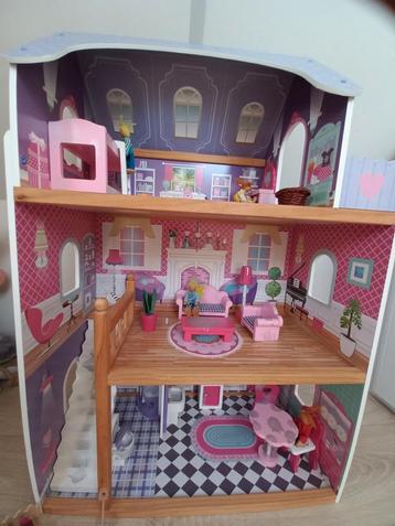 Poppenhuis met 4 poppetjes en meubels beschikbaar voor biedingen