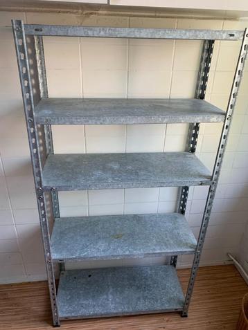 Twee metalen stellingkasten beschikbaar voor biedingen