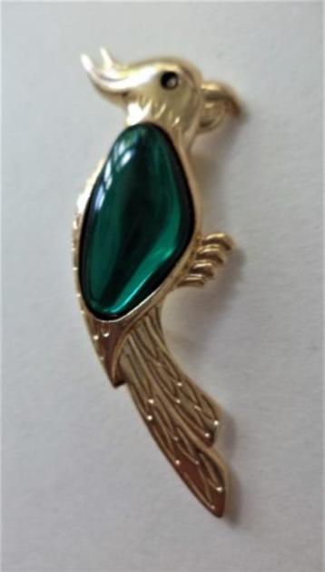 Leuke broche kakatoe met opgelegde groene vleugel beschikbaar voor biedingen