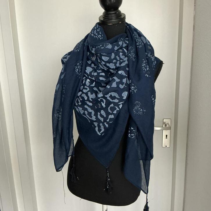 Nieuwe blauw met zilver Sjaal 140x140 leuk kado sint kerst, Kleding | Dames, Mutsen, Sjaals en Handschoenen, Nieuw, Sjaal, Maat 42/44 (L)