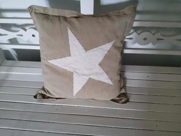Zandkleurig kussen met ecru ster. Van Fancy Nancy. 45 x 45. beschikbaar voor biedingen