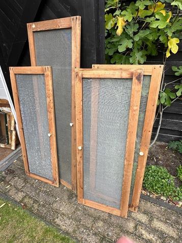 Te koop: oude hordeuren beschikbaar voor biedingen