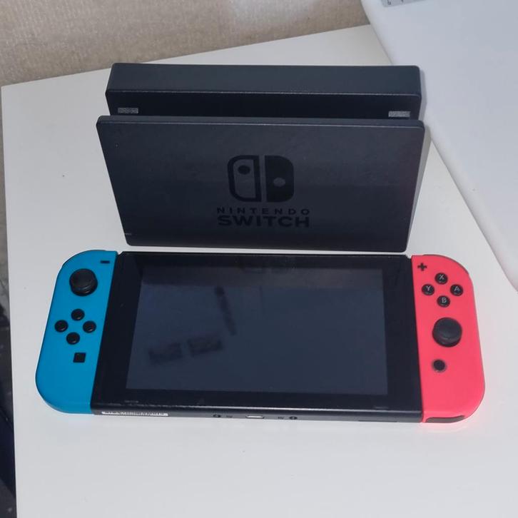 Rood/blauwe Nintendo Switch, Spelcomputers en Games, Spelcomputers | Nintendo Switch, Gebruikt, Switch Original, Met 2 controllers