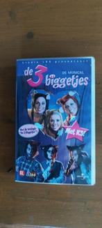 K3 Musical De Drie biggetjes VHS, Alle leeftijden, Zo goed als nieuw, Verzenden