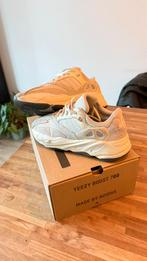 Yeezy Boost 700 v2 Analog Maat 44, Kleding | Heren, Schoenen, Wit, Ophalen of Verzenden, Adidas, Sneakers of Gympen