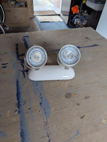 Witte wand-/plafondspot met 2 richtbare lampen  beschikbaar voor biedingen