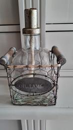 BROCANTE OLIELAMP IN DRAADMANDJE, Ophalen of Verzenden