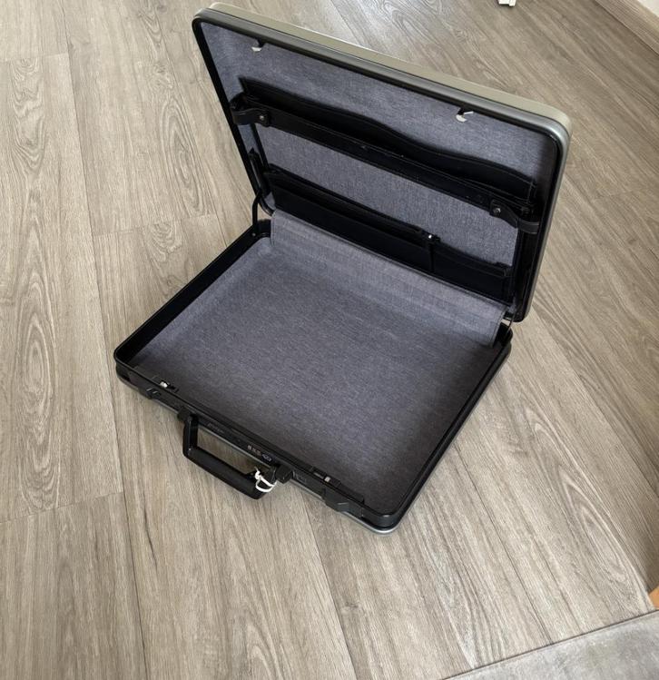 koffer van hard kunststof Zilverkleur, Sieraden, Tassen en Uiterlijk, Koffers, Gebruikt, Hard kunststof, Minder dan 50 cm, 35 tot 45 cm