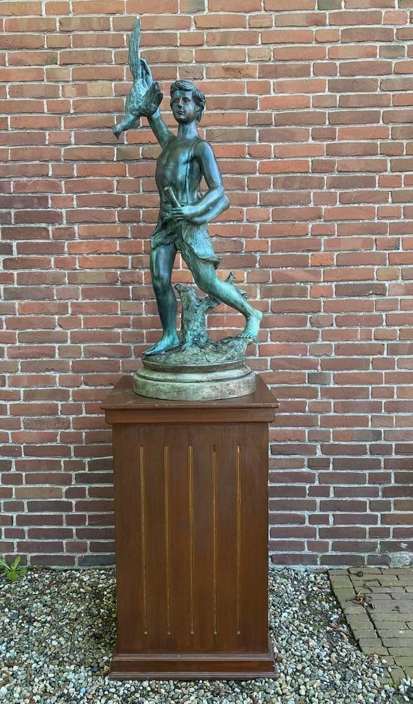 Grote bronzen sculptuur, van jagersjongen met jachttrofee., Antiek en Kunst, Antiek | Koper en Brons, Brons, Ophalen