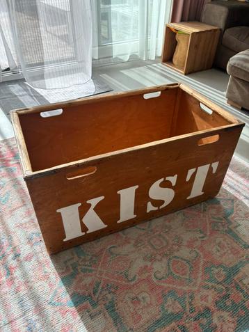 Vintage industriele kist beschikbaar voor biedingen