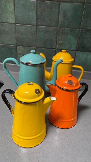 4 vintage emaille thee- of koffiekannen beschikbaar voor biedingen