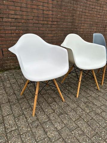 2 design kuipstoelen wit