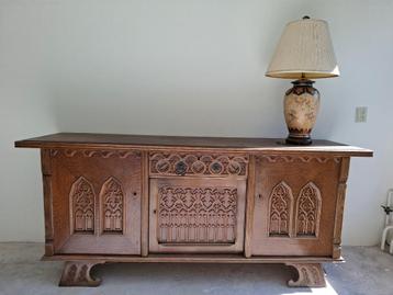 Gothisch houten dressoir  beschikbaar voor biedingen