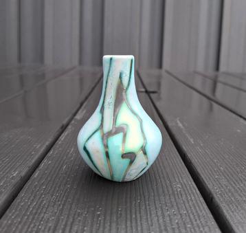 Zeldzaam mooi Gouda plateel Flora Artistique mini vaasje beschikbaar voor biedingen