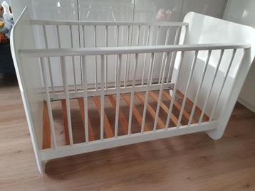 Stevige baby ledikant van Vroomshoop, kleur wit beschikbaar voor biedingen