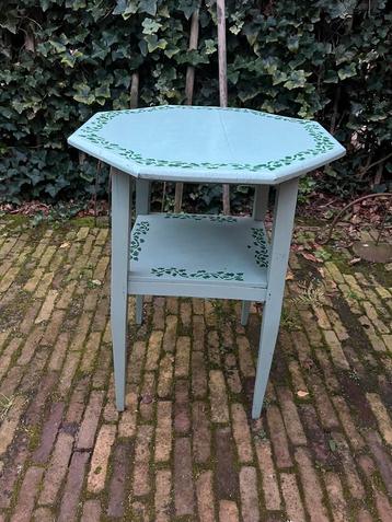 Houten tafeltje met decoratie beschikbaar voor biedingen