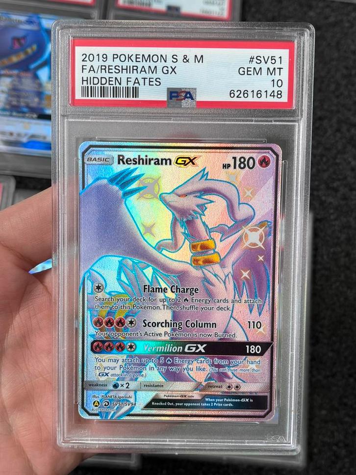 Pokémon PSA 10 Reshiram GX #SV51 Hidden Fates (2), Hobby en Vrije tijd, Verzamelkaartspellen | Pokémon, Zo goed als nieuw, Losse kaart