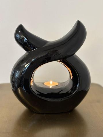 Moderne urn met kaarshouder  beschikbaar voor biedingen