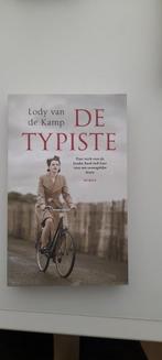 Lody van de Kamp. De typiste., Boeken, Ophalen of Verzenden, 20e eeuw of later, Zo goed als nieuw