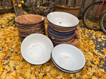 Pakhuis vondst. 70 wit emaille schalen beschikbaar voor biedingen