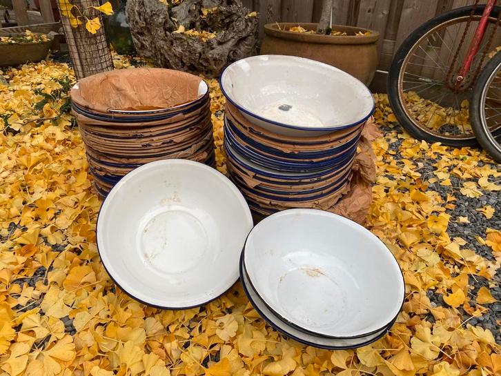 Pakhuis vondst. 70 wit emaille schalen, Antiek en Kunst, Antiek | Emaille, Ophalen