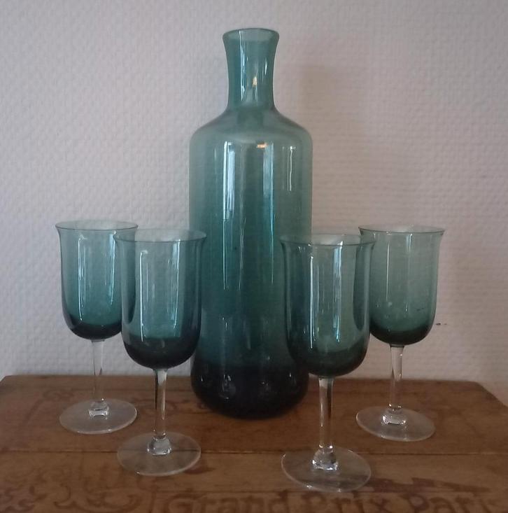 Petrolkleurige fles met 4 glaasjes, Antiek en Kunst, Antiek | Glas en Kristal, Ophalen of Verzenden