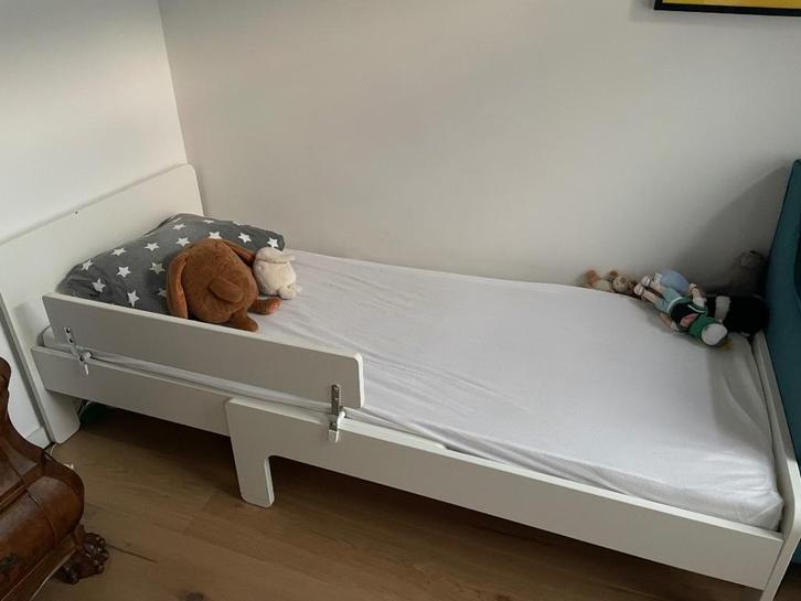 Meegroeibed Släkt inclusief lattenbodem en Nattapa zijsteun, Huis en Inrichting, Slaapkamer | Bedden, Zo goed als nieuw, Eenpersoons